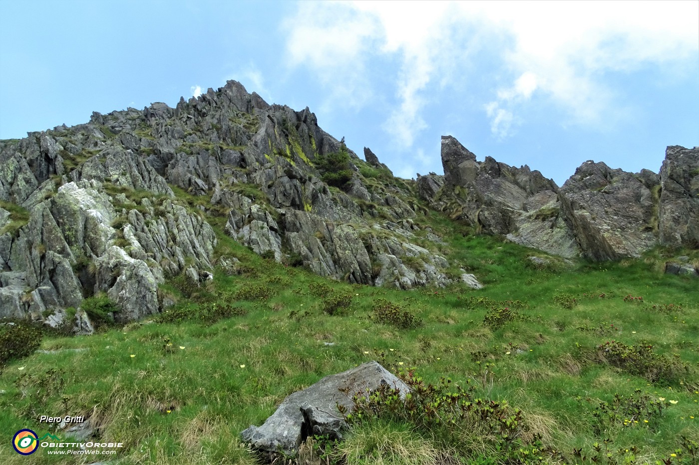 46 Passo sotto i contrafforti rocciosi del versante est del Pizzo Scala .JPG